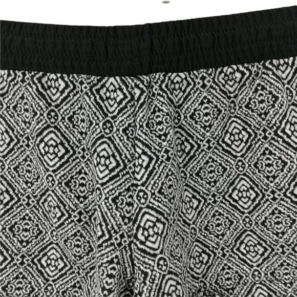 Maurices Pull On Shorts Size S Ethnic Pockets Geometric Cuffed Hem Stretch - Picture 6 of 9
